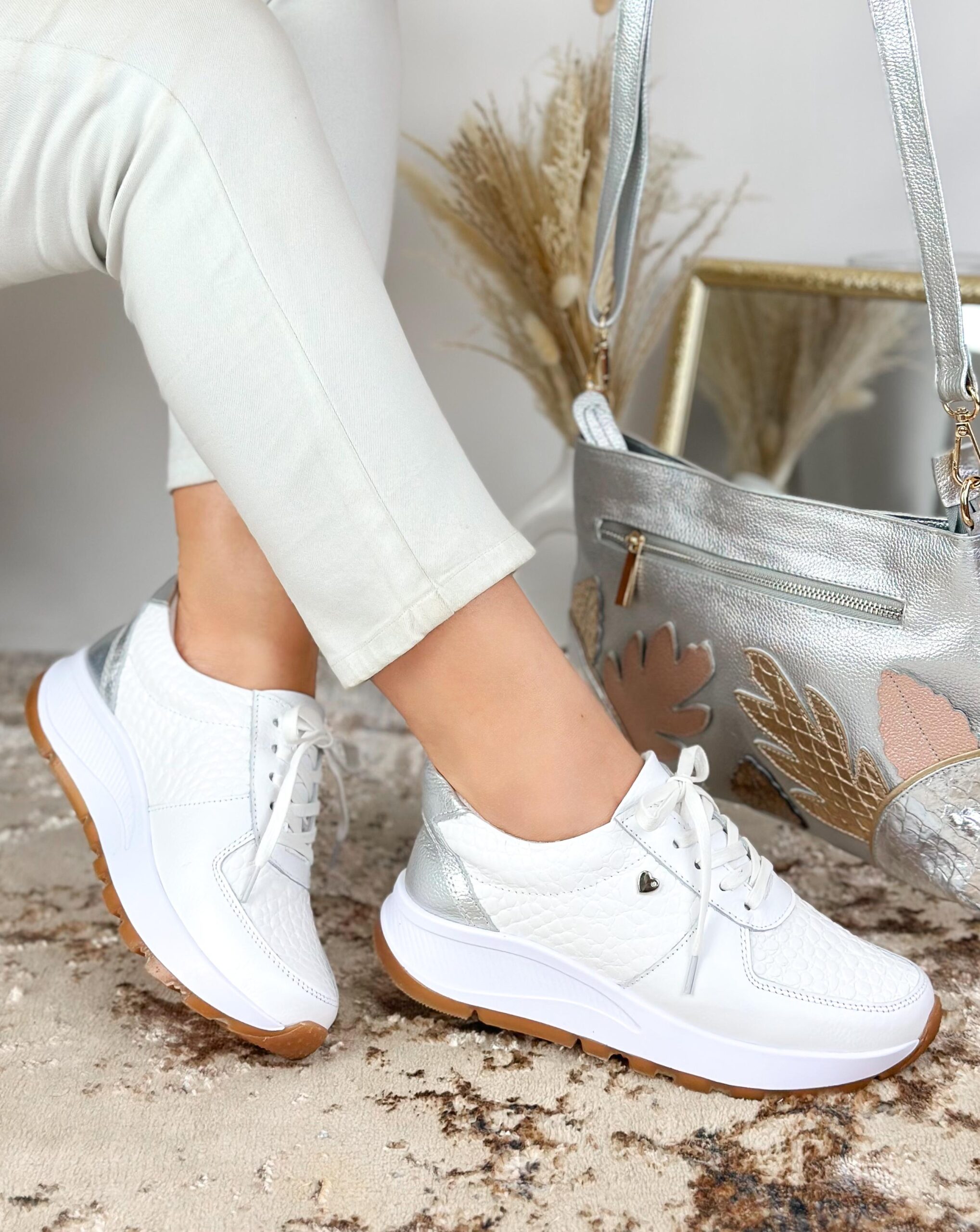 tenis blancos con plateado