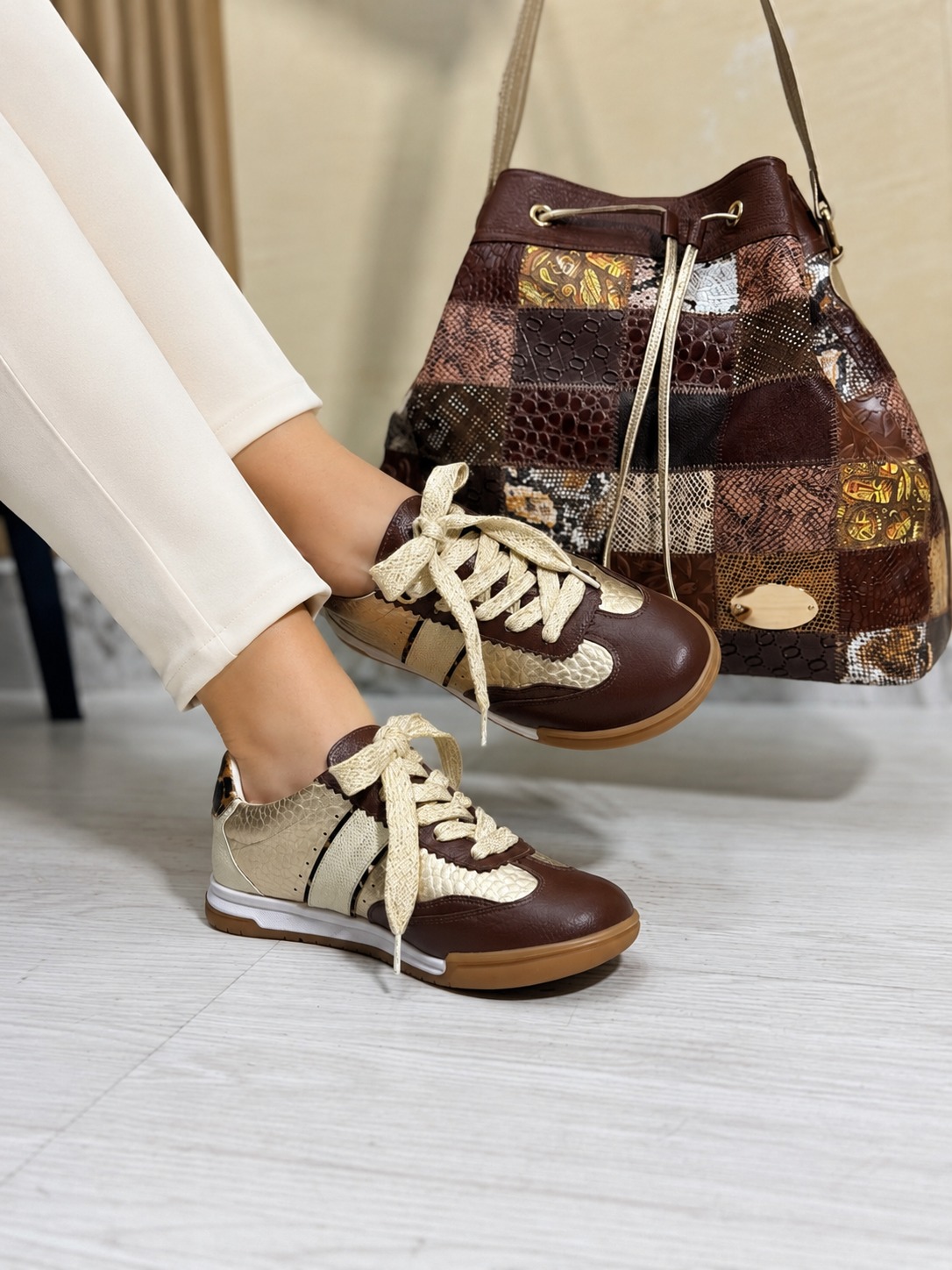 Tenis Oro x Avellana (2079)