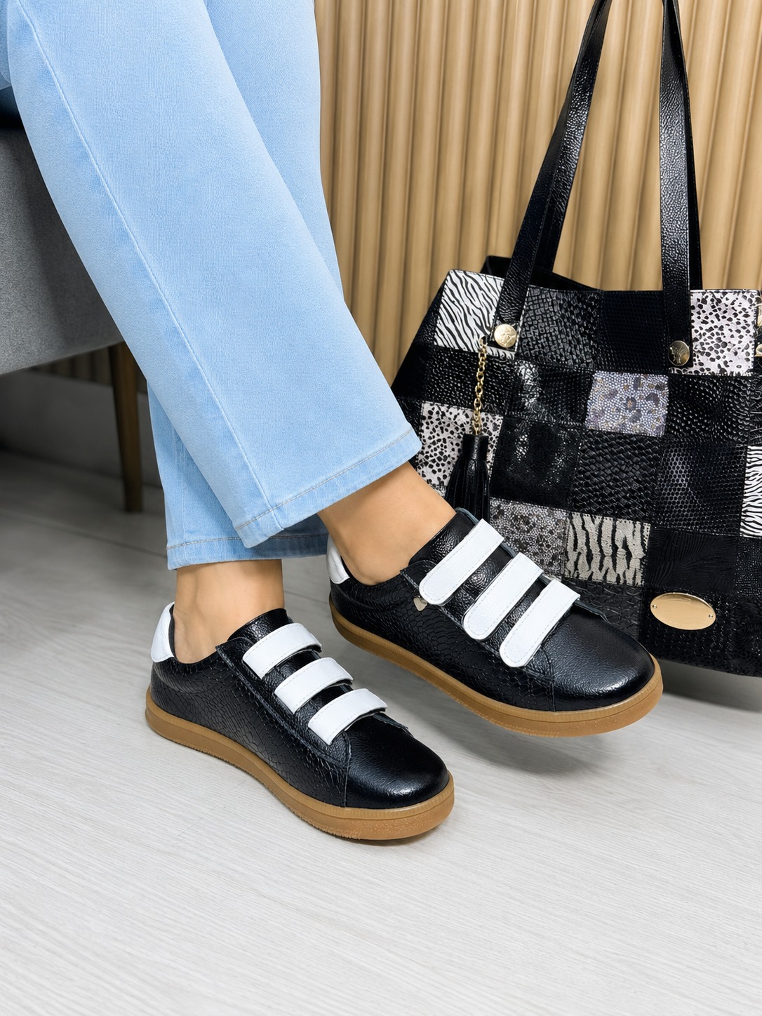 Tenis Negro x Blanco Velcro (700)