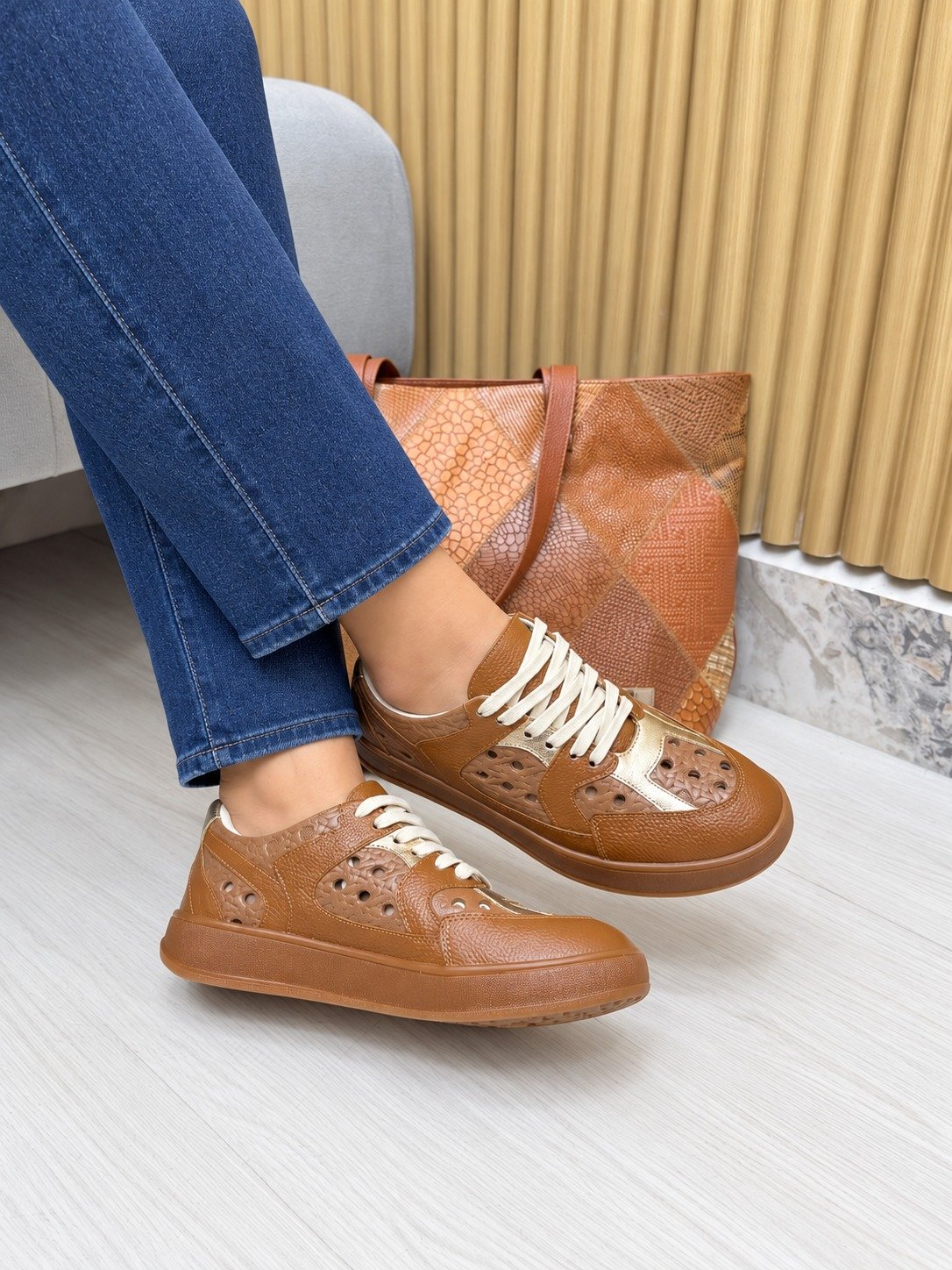 Tenis perforado Miel (T-0114)