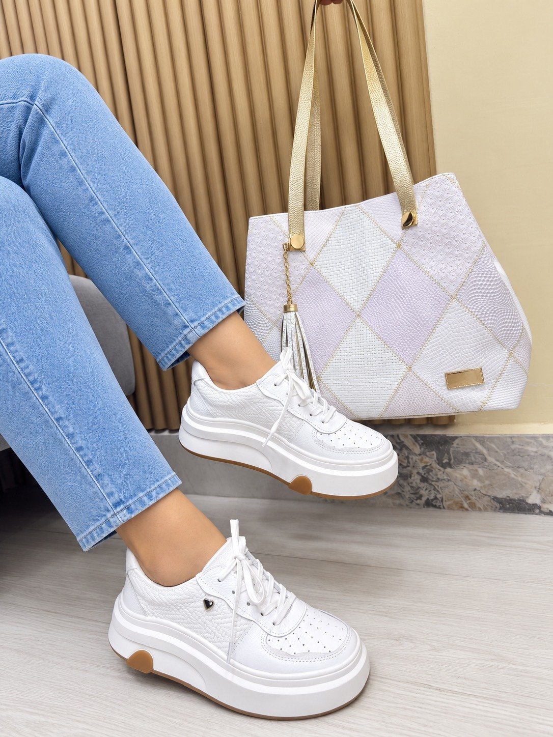 Tenis Blanco Plata y Dorado(721)